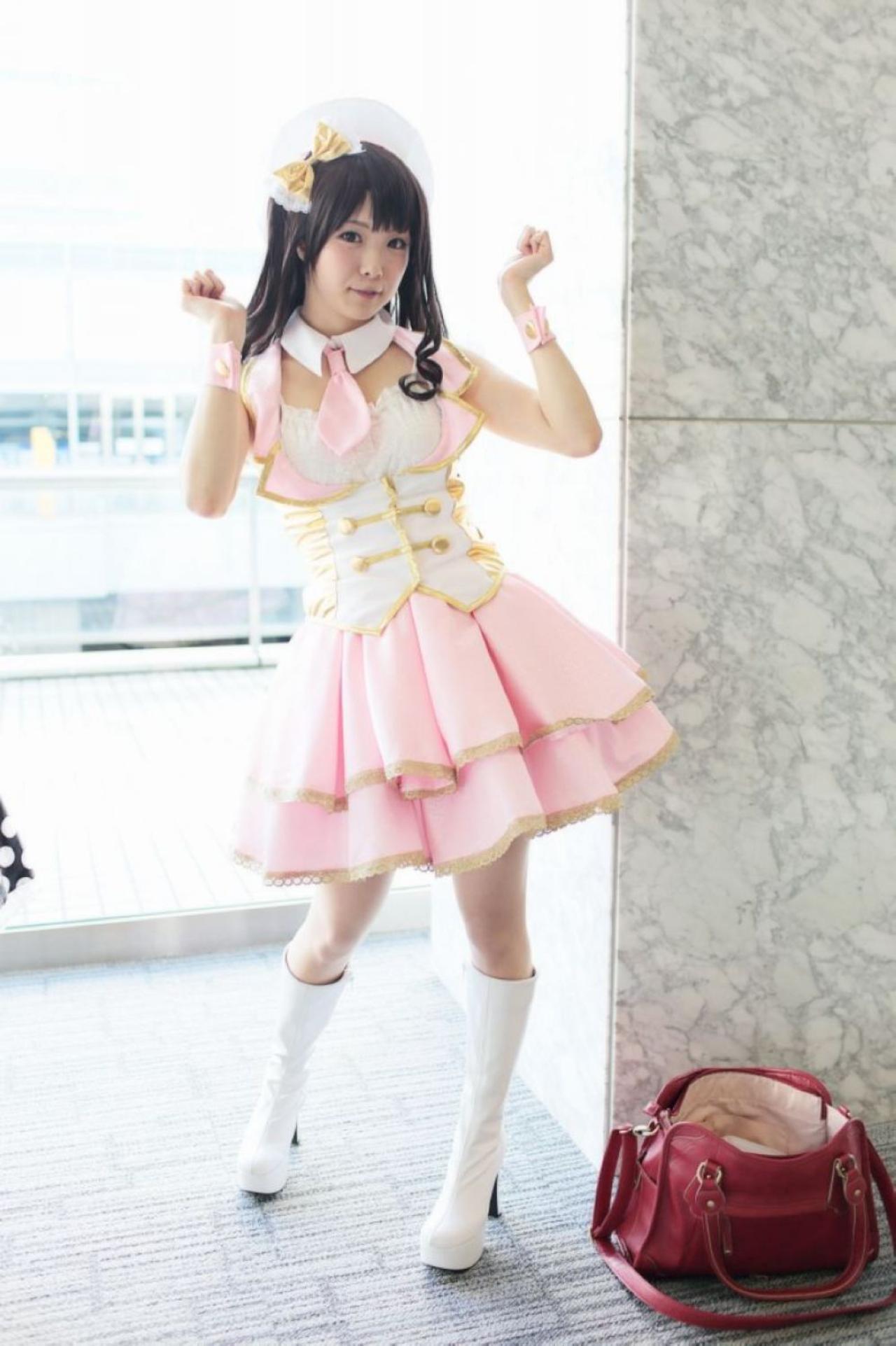 柏木由纪版岛村卯月举起半握拳的双手，站姿