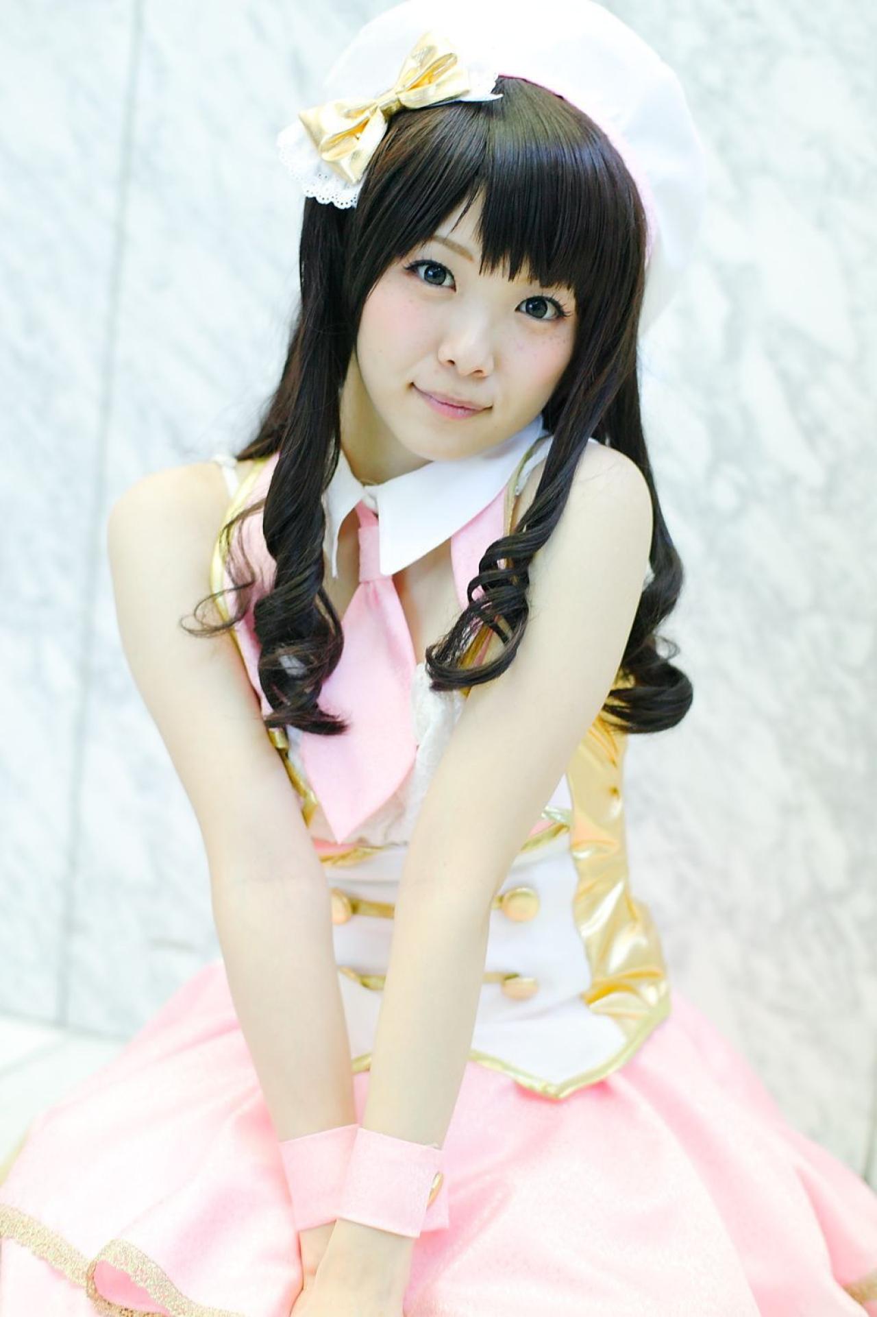 柏木由纪版岛村卯月双手握在一起，放在裙摆处