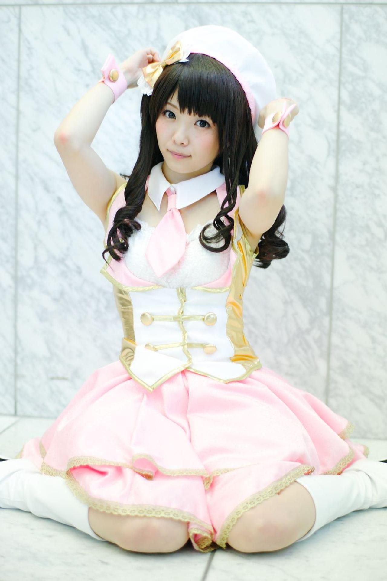 柏木由纪版岛村卯月双臂抬起，跪坐在地上