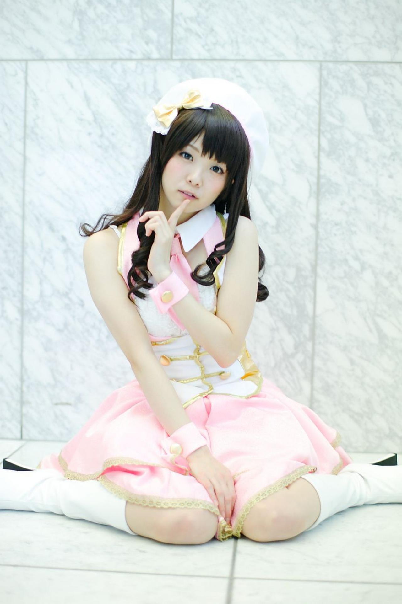 柏木由纪版岛村卯月跪坐在地上，左手食指轻抵嘴唇