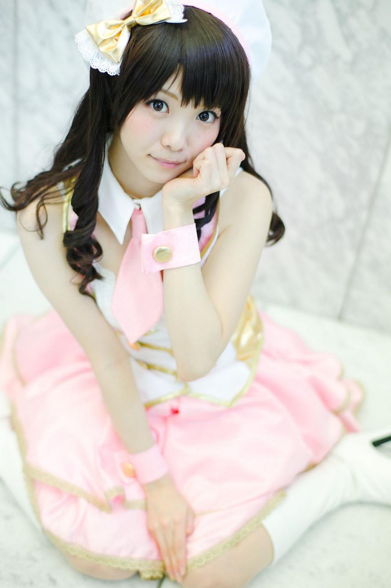 柏木由纪版岛村卯月坐在地上，左手贴在脸颊