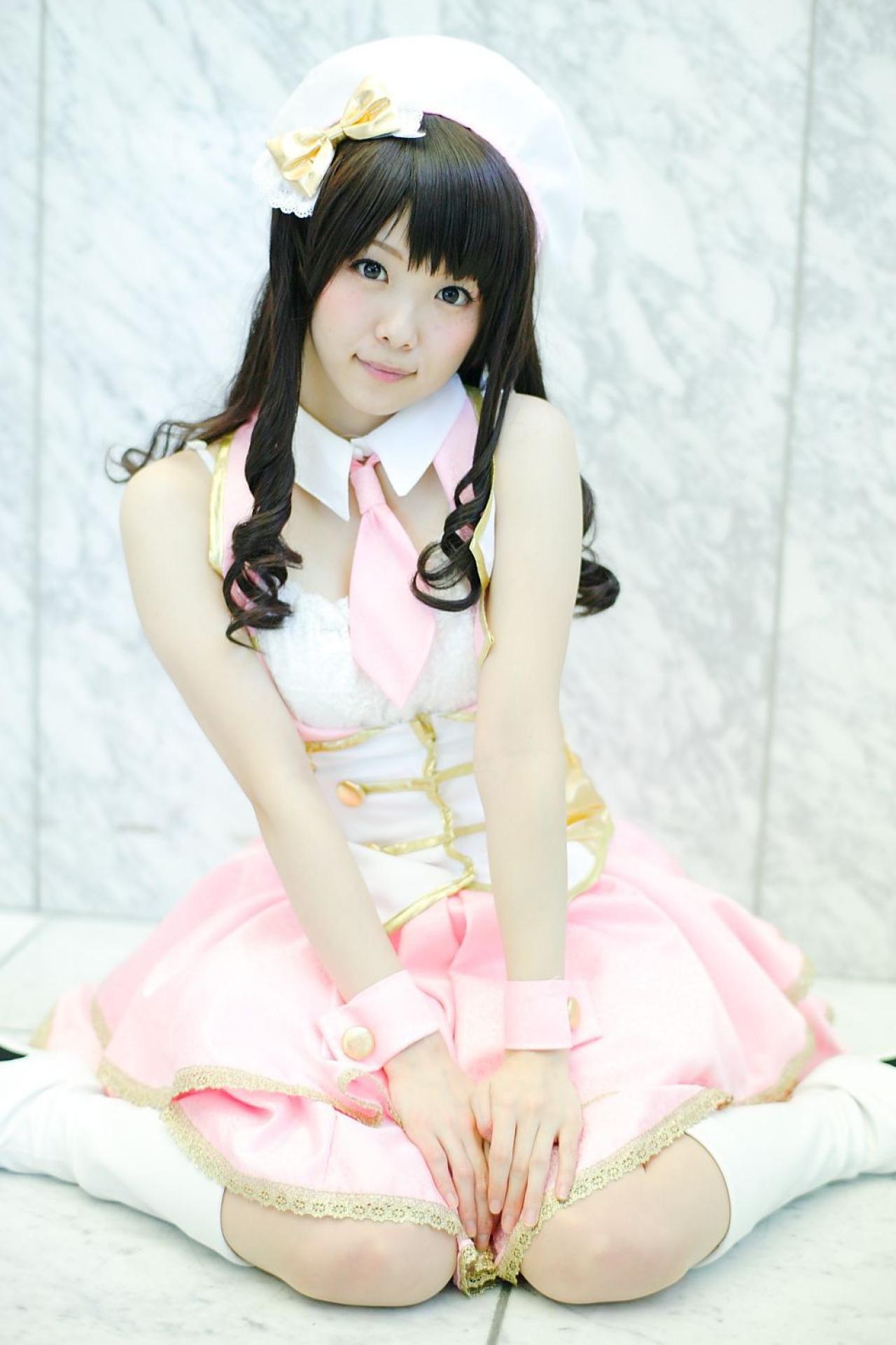 柏木由纪版岛村卯月坐在地上，双臂搭在裙摆上