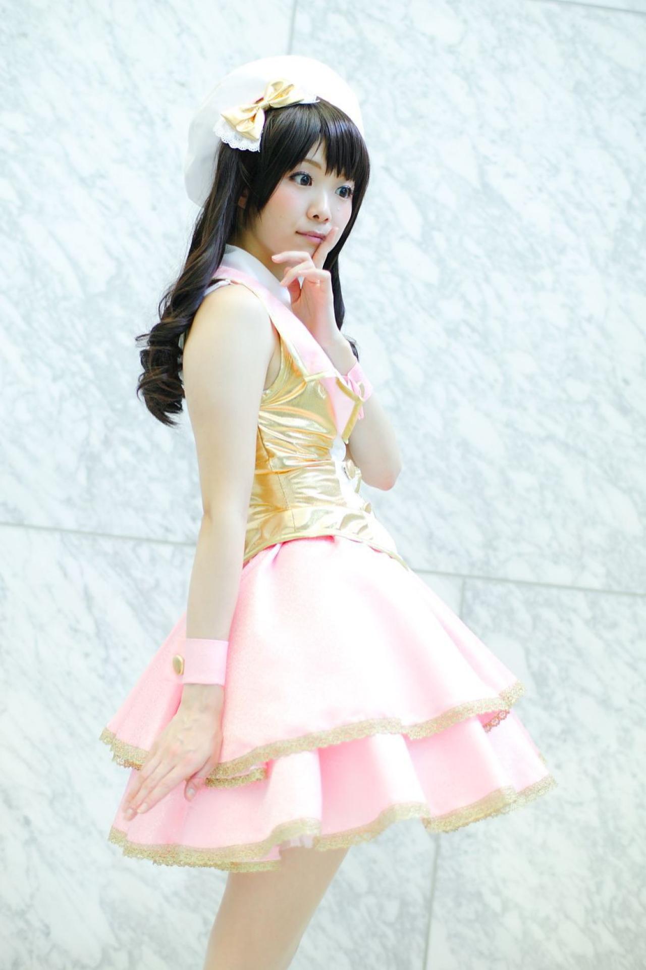 柏木由纪版岛村卯月侧身的站姿，作嘘的手势