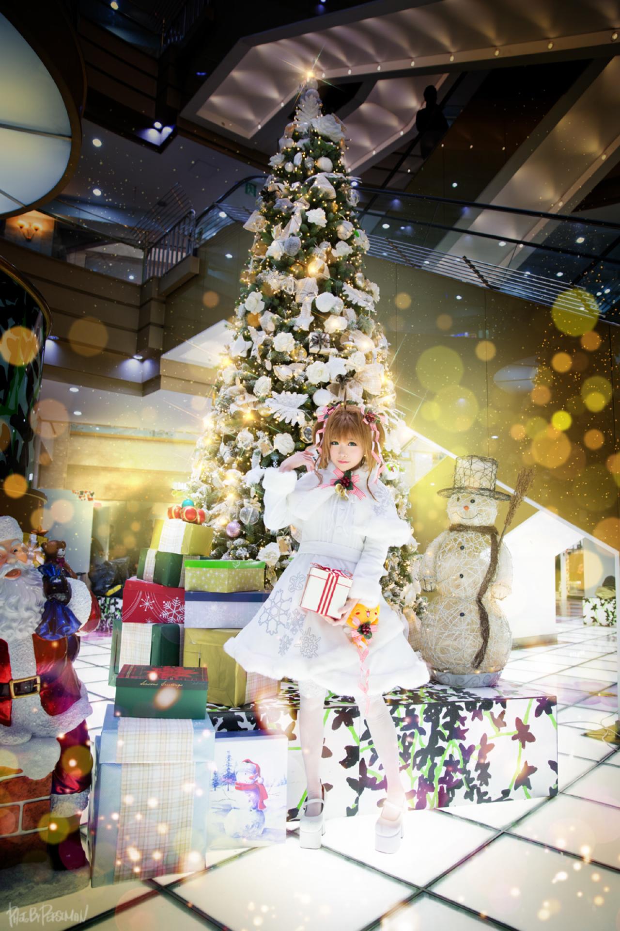 tomia兔娘扮木之本樱捧着礼盒站在圣诞树和雪人前