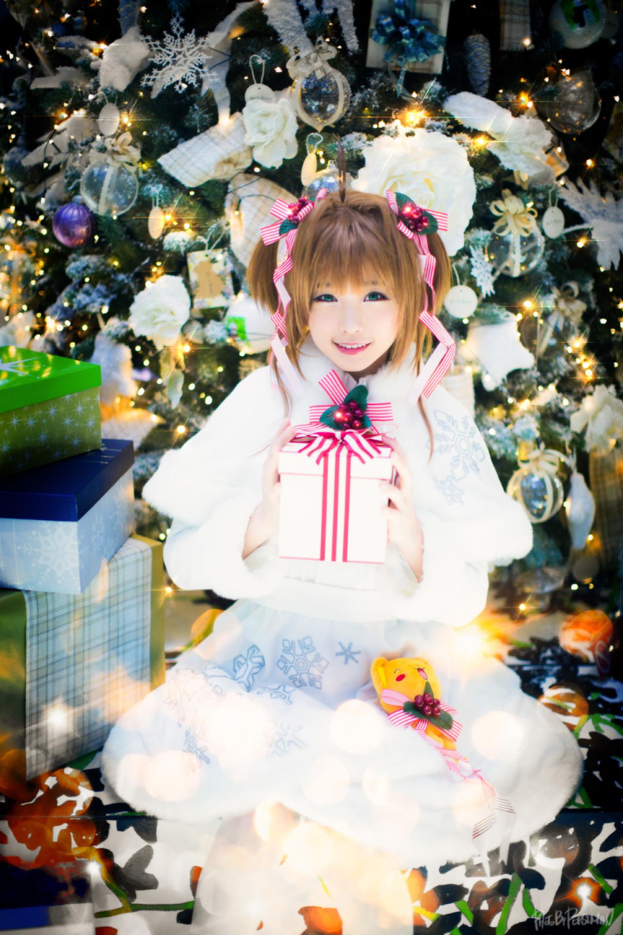 tomia兔娘扮木之本樱双手捧着礼盒坐在圣诞树前