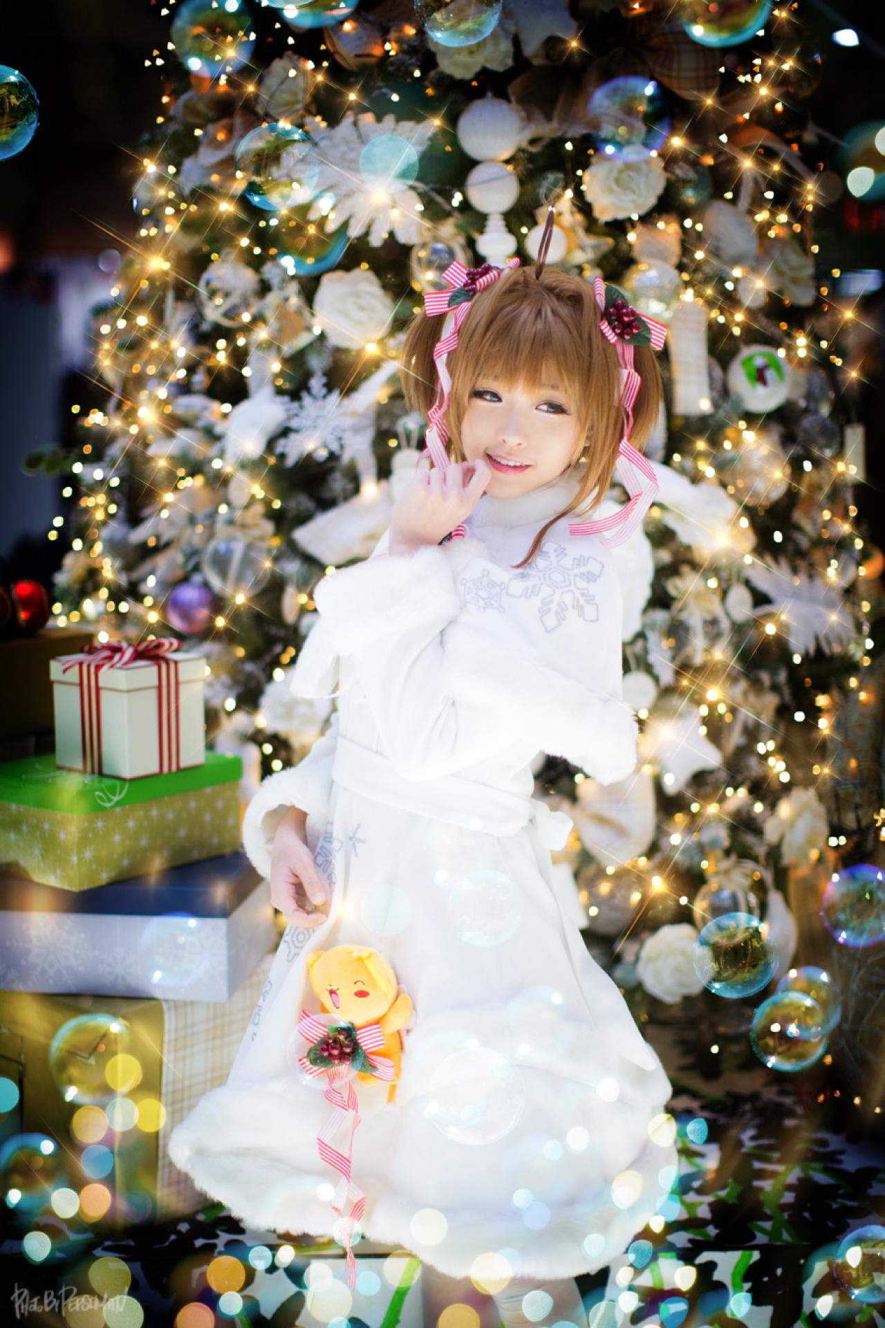 tomia兔娘扮木之本樱侧身站在圣诞树旁