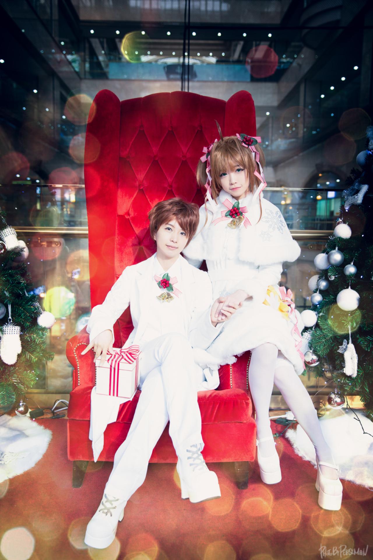 유화扮李小狼和tomia兔娘扮木之本樱坐在红椅上