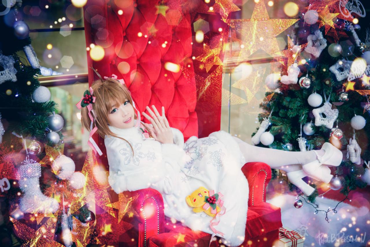 tomia兔娘扮木之本樱斜躺在红椅上