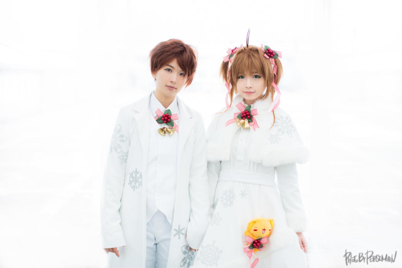 유화扮李小狼和tomia兔娘扮木之本樱手拉手并肩站在一起