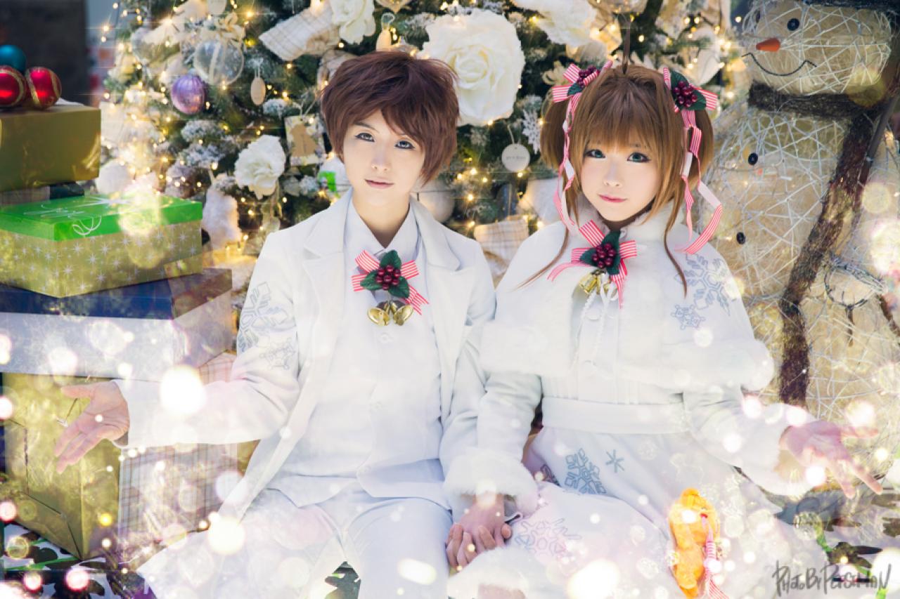 유화扮李小狼和tomia兔娘扮木之本樱手握手，坐在圣诞树前