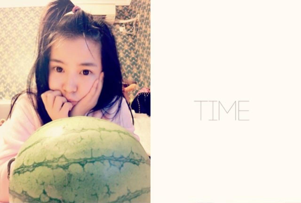小孽看着西瓜，扶着脸的卖萌表情：TIME