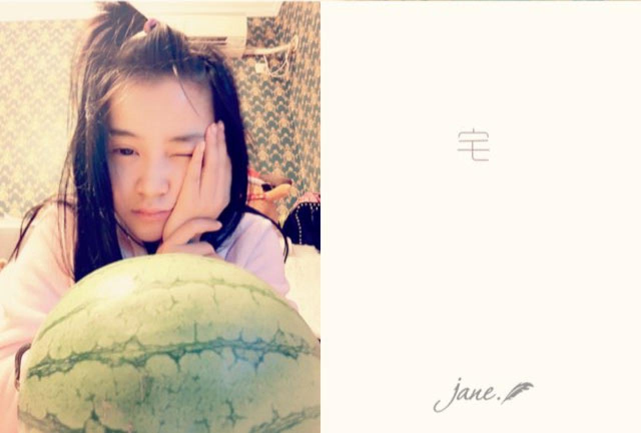 小孽看着西瓜，扶着脸，眨眼，略显疲惫的卖萌表情：宅