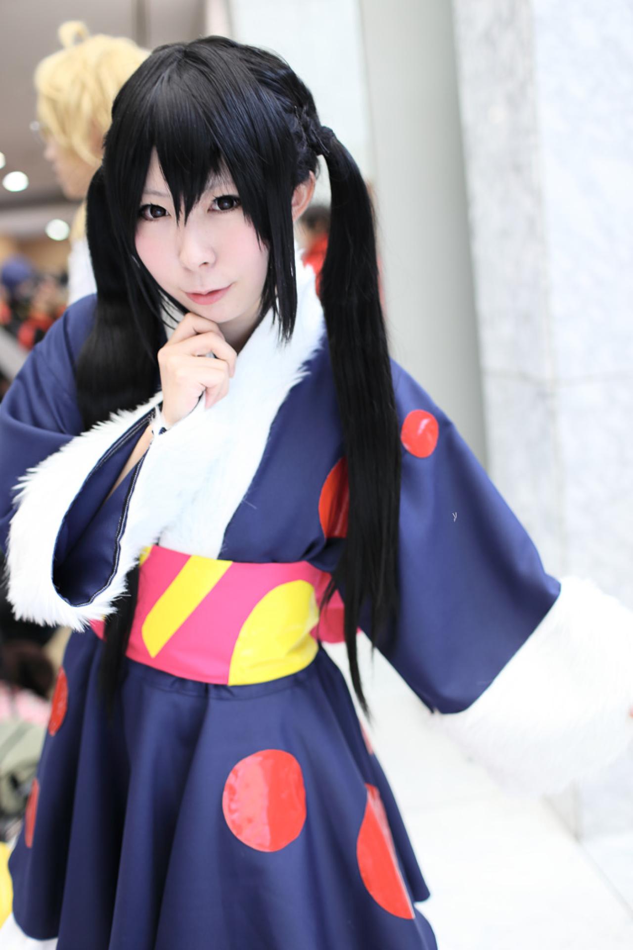 小凪まゆ扮中野梓右手食指抵着下巴