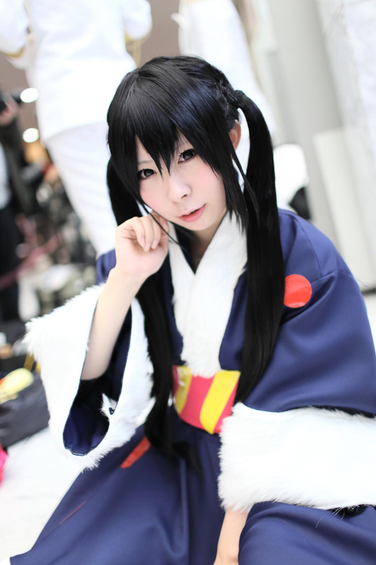 小凪まゆ扮中野梓抬起右手轻抵脸颊