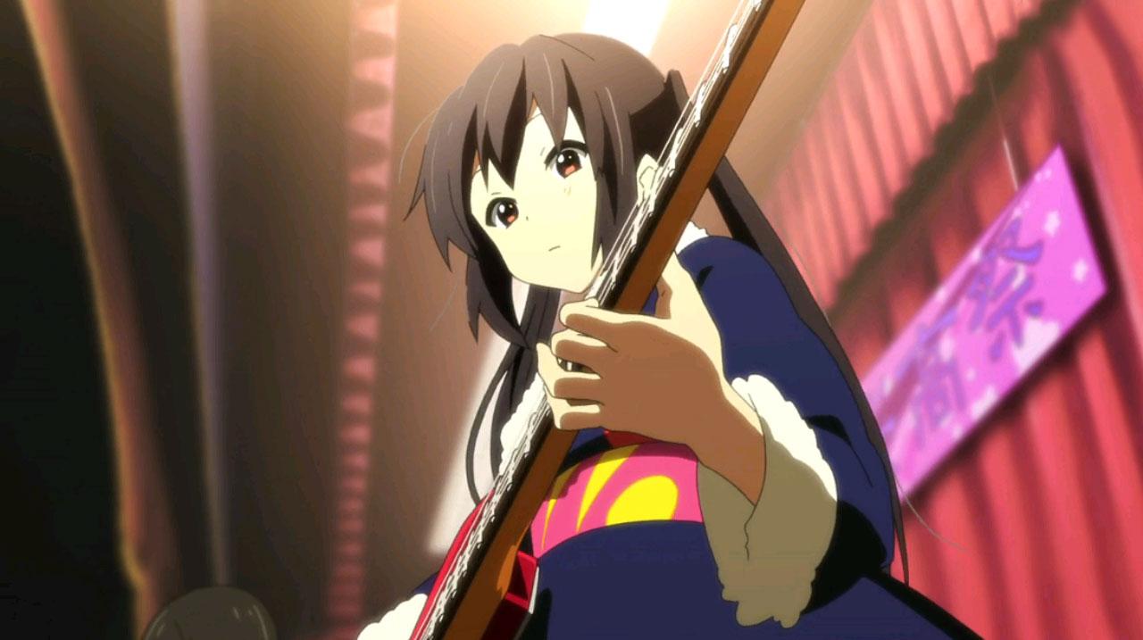 《轻音少女》第12话演唱会中野梓蓝色和服装扮，双手抱着吉他