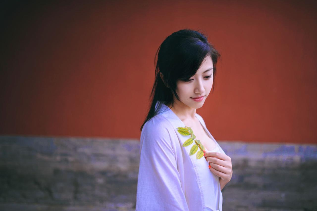 语希范拿着树叶上半身侧面