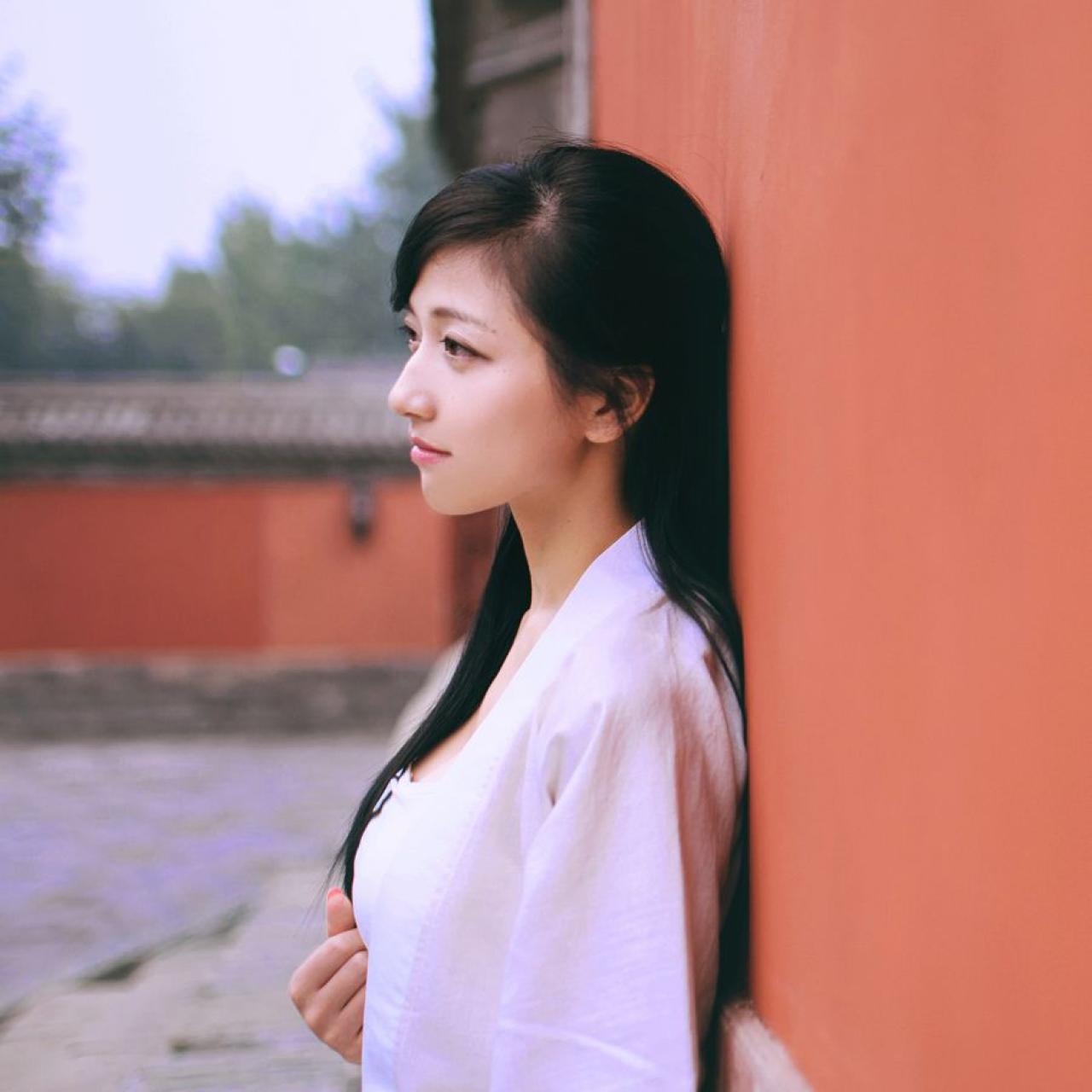 语希范靠在红墙上侧面