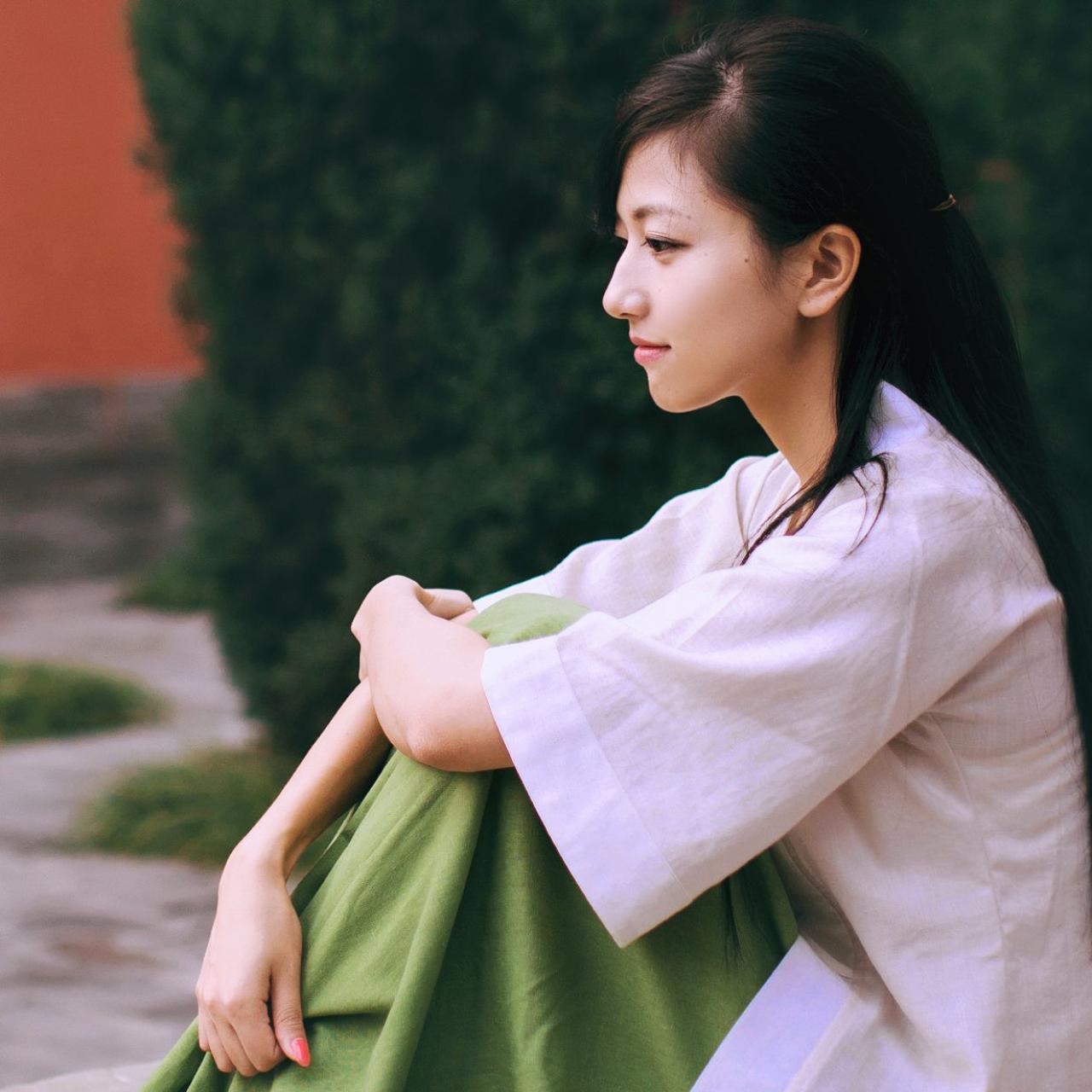 语希范坐在路旁侧面