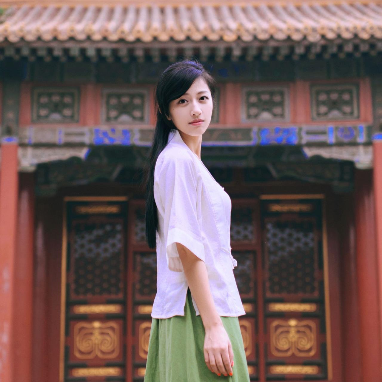 语希范站在院门前侧面