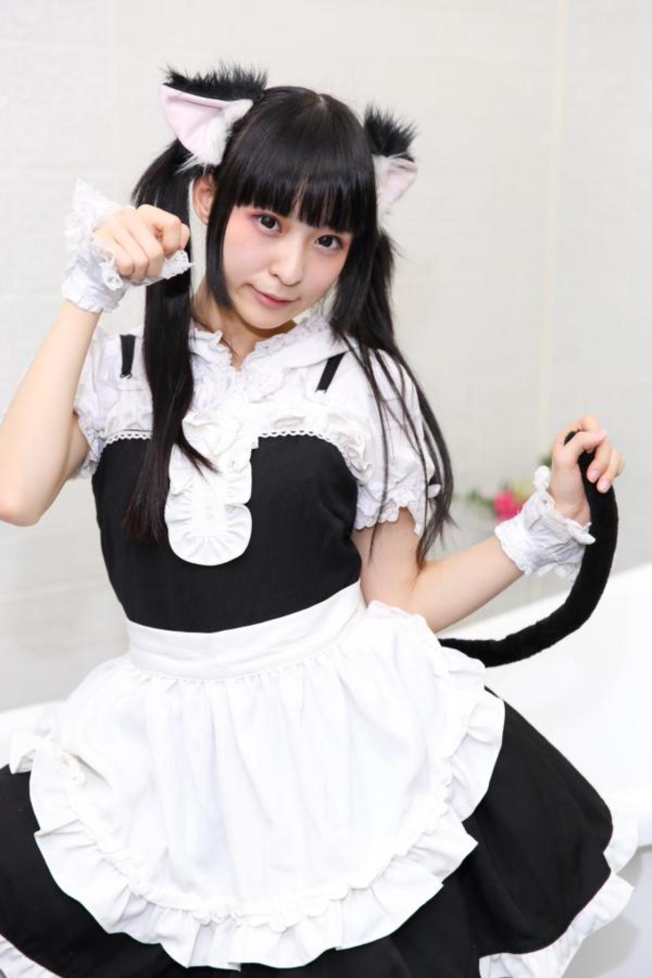 猫守ざーにゃ扮小猫，揪着猫尾巴卖萌 satocchi拍摄