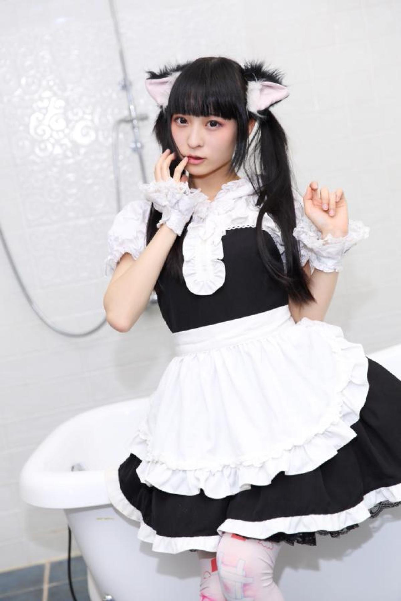 猫守ざーにゃ坐在浴缸上