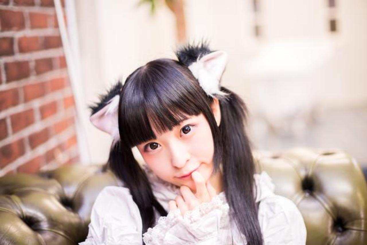 猫守ざーにゃ左手食指抵着唇角，歪着头