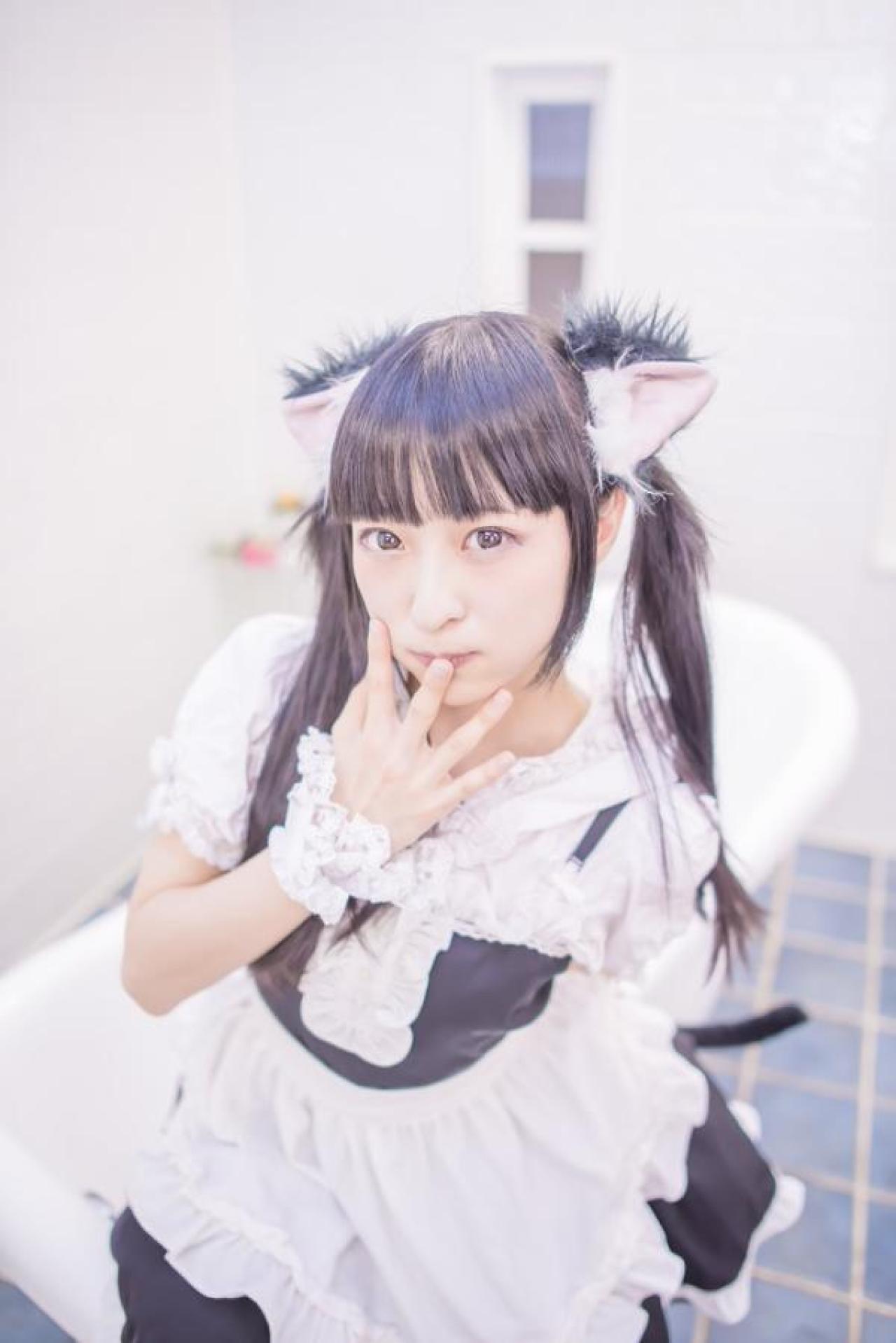 猫守ざーにゃ站在浴缸旁