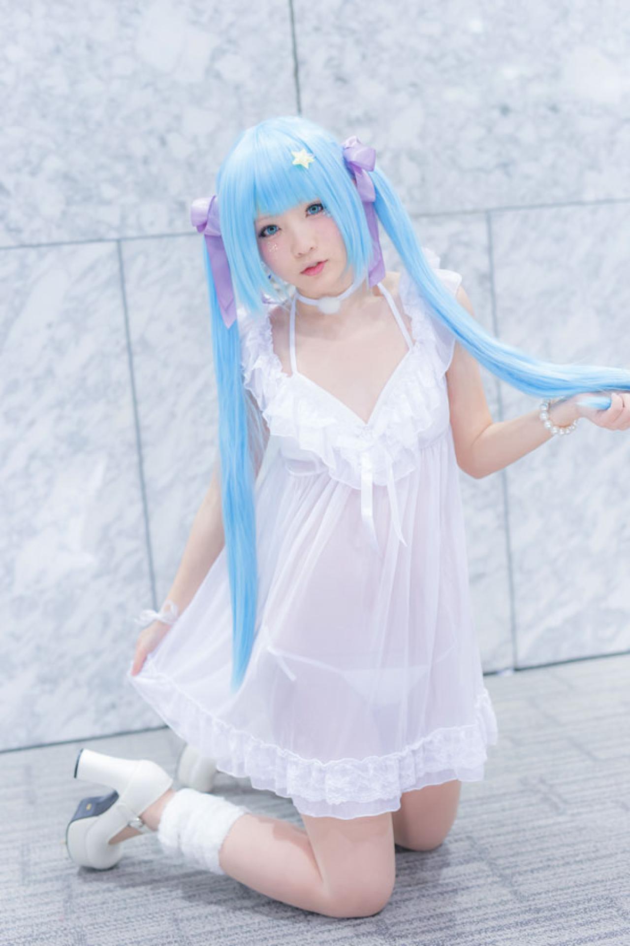 せんちゃん左手拉着马尾，右手扬起裙摆