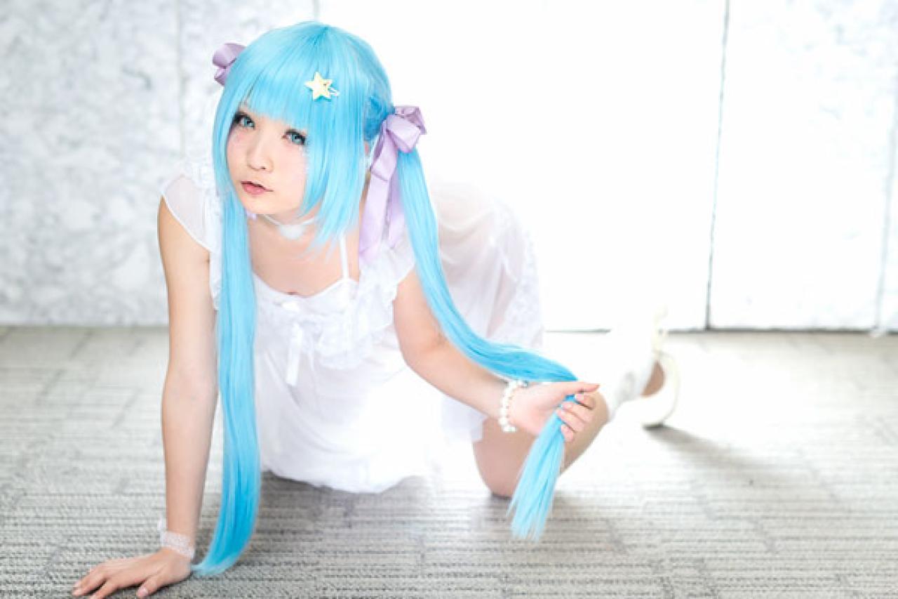 せんちゃん右手撑在地上，左手握着马尾