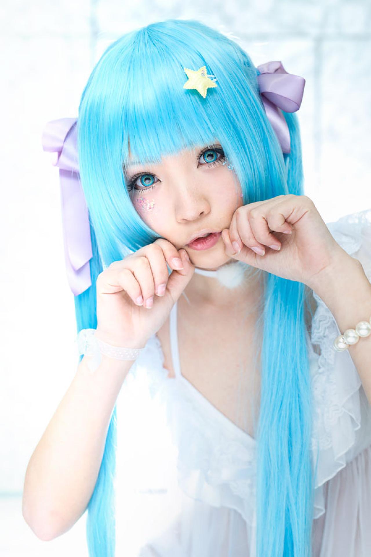 せんちゃん双手半握拳放在脸颊两侧，扮小猫卖萌