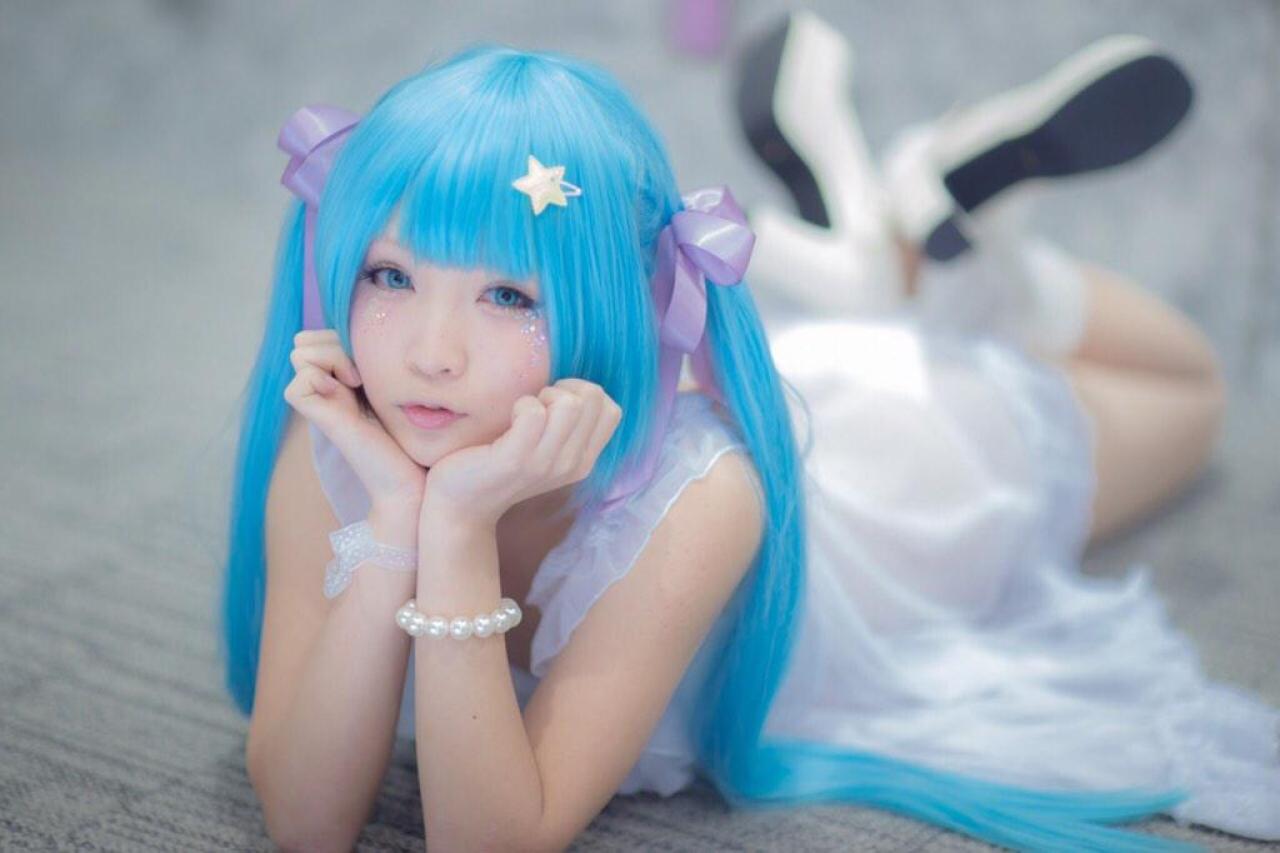 せんちゃん双手捧着脸扒在地上