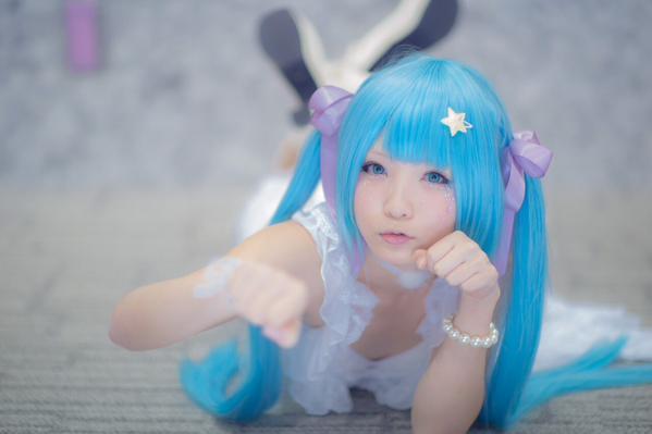 せんちゃん扒在地上，指着镜头