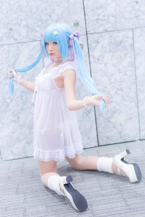 せんちゃん双手拉着马尾，跪坐在地上