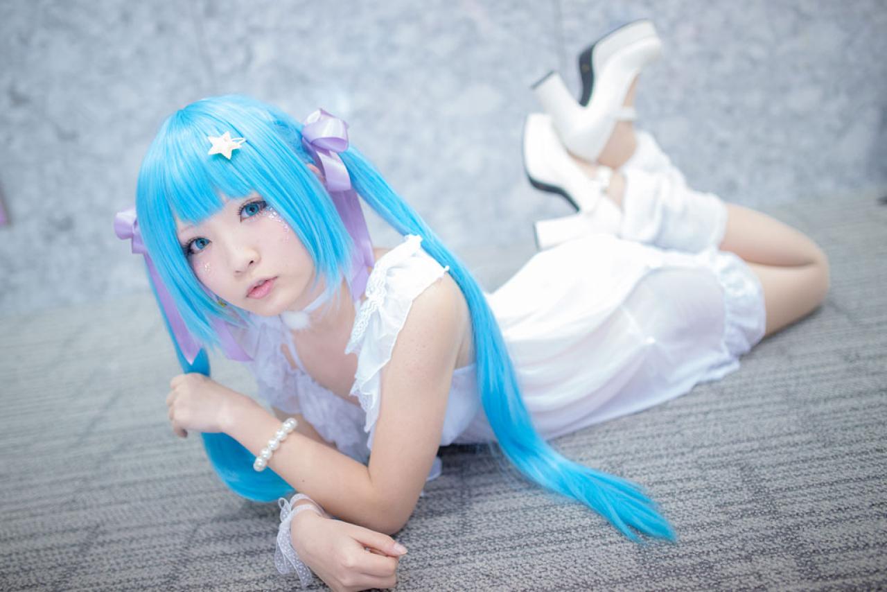 せんちゃん扒在地上，翘起双腿姿势