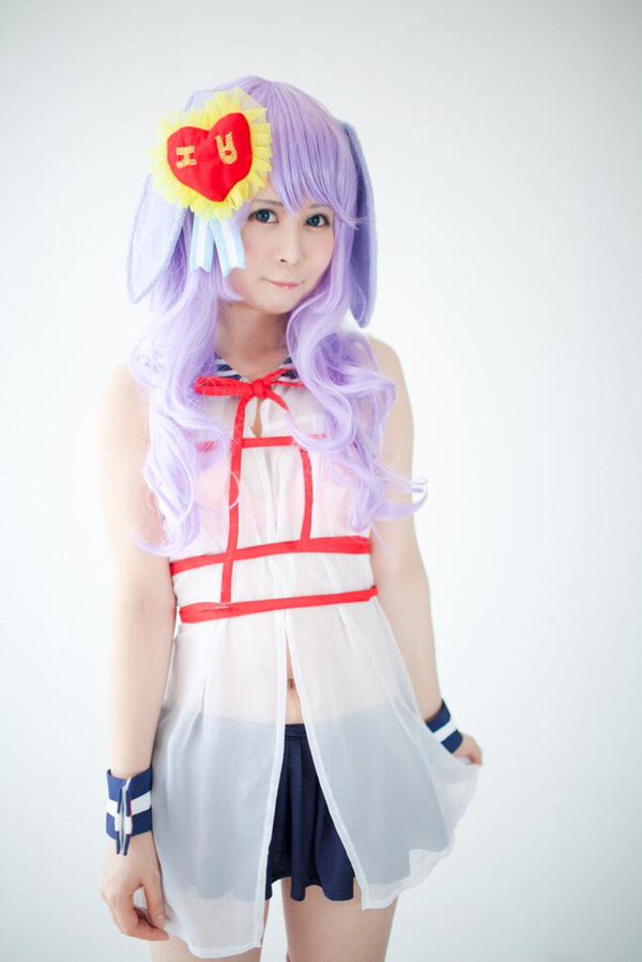 るとん扮兔耳娘左手拎起裙边上衣的一角