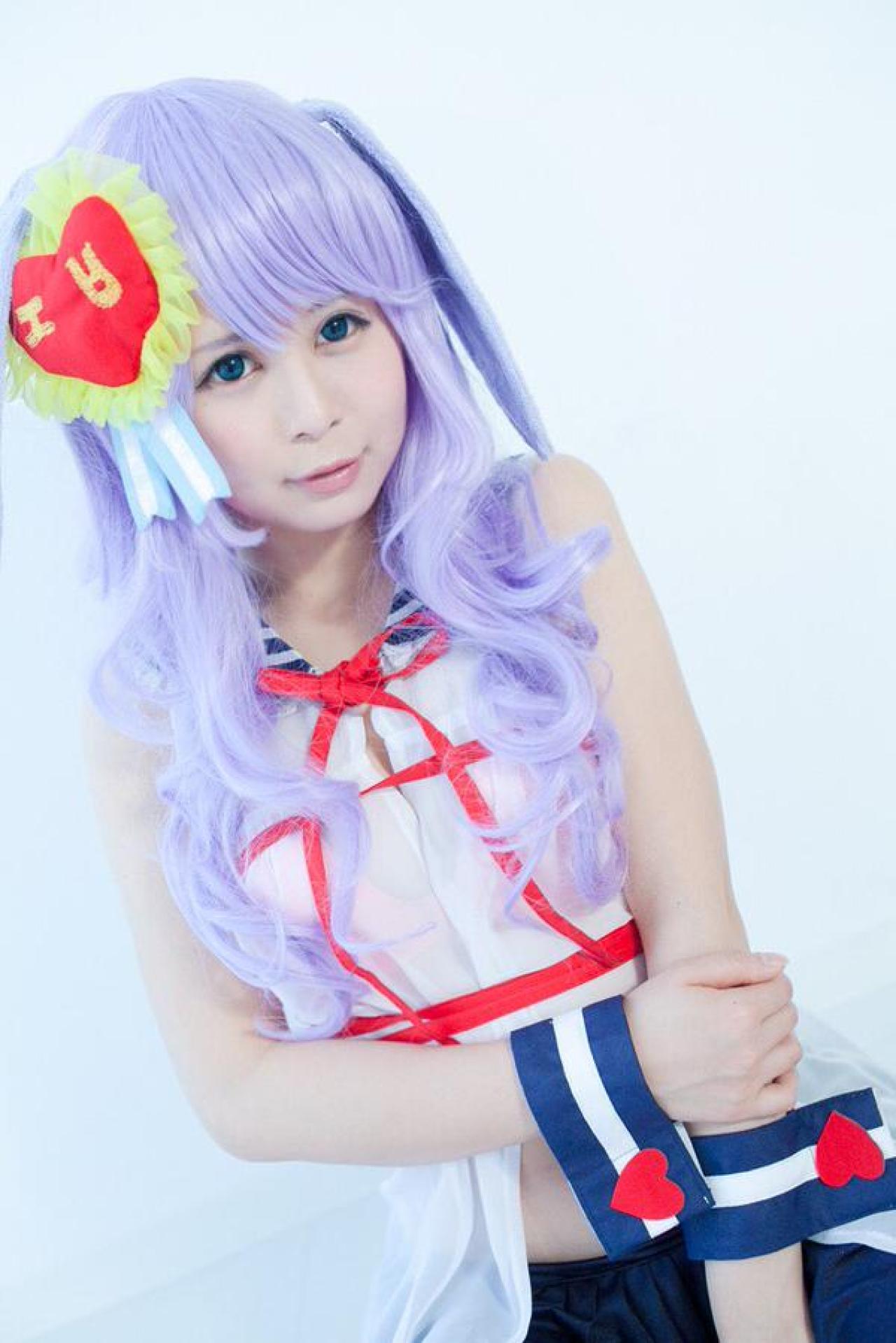 るとん扮兔耳娘右手搭在左臂上的站姿