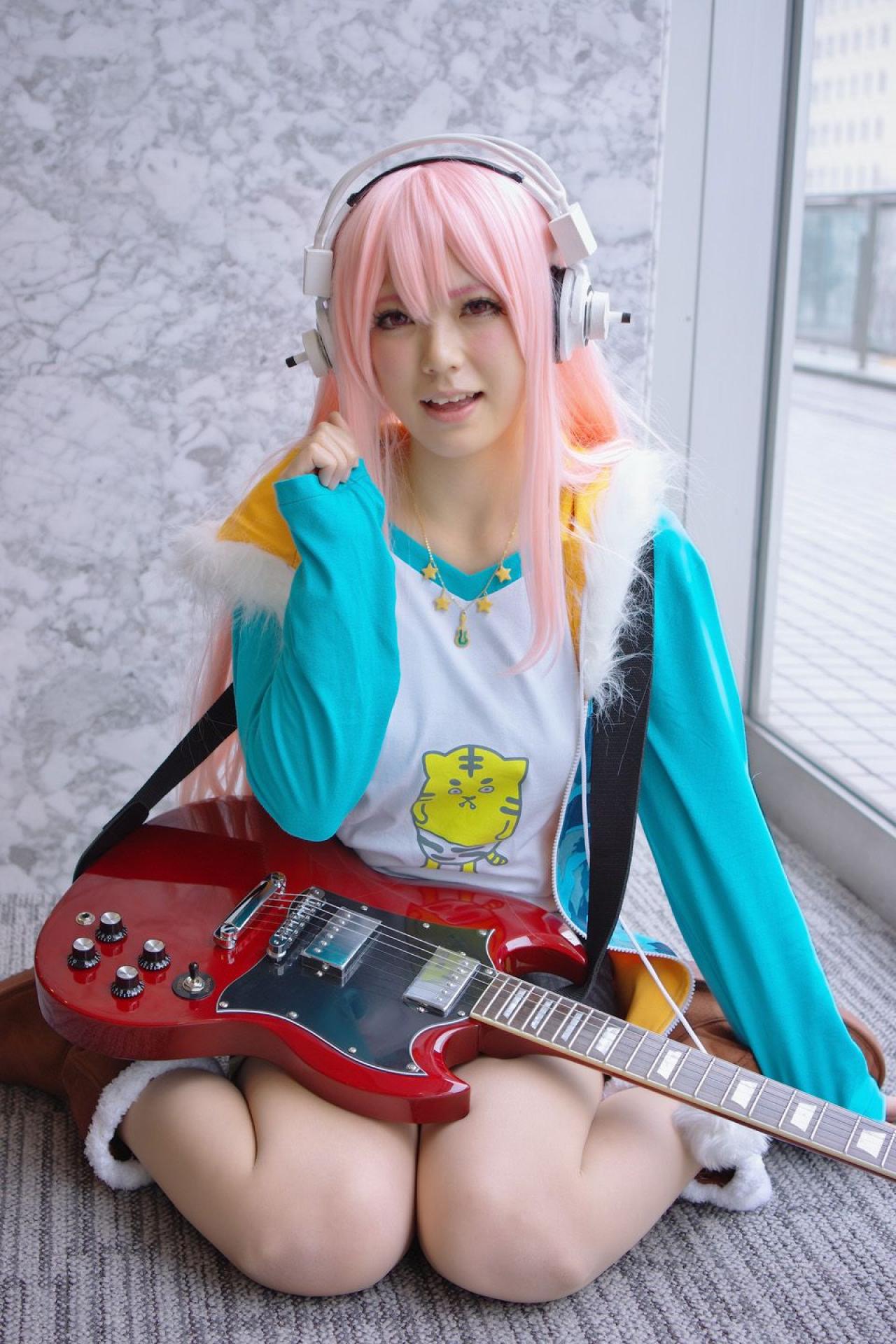 春宮ゆん扮超级索尼子跪坐在窗前，右手握紧袖口，微笑