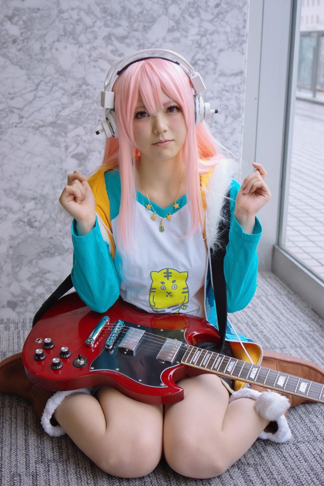 春宮ゆん扮超级索尼子抬起双臂，半握拳