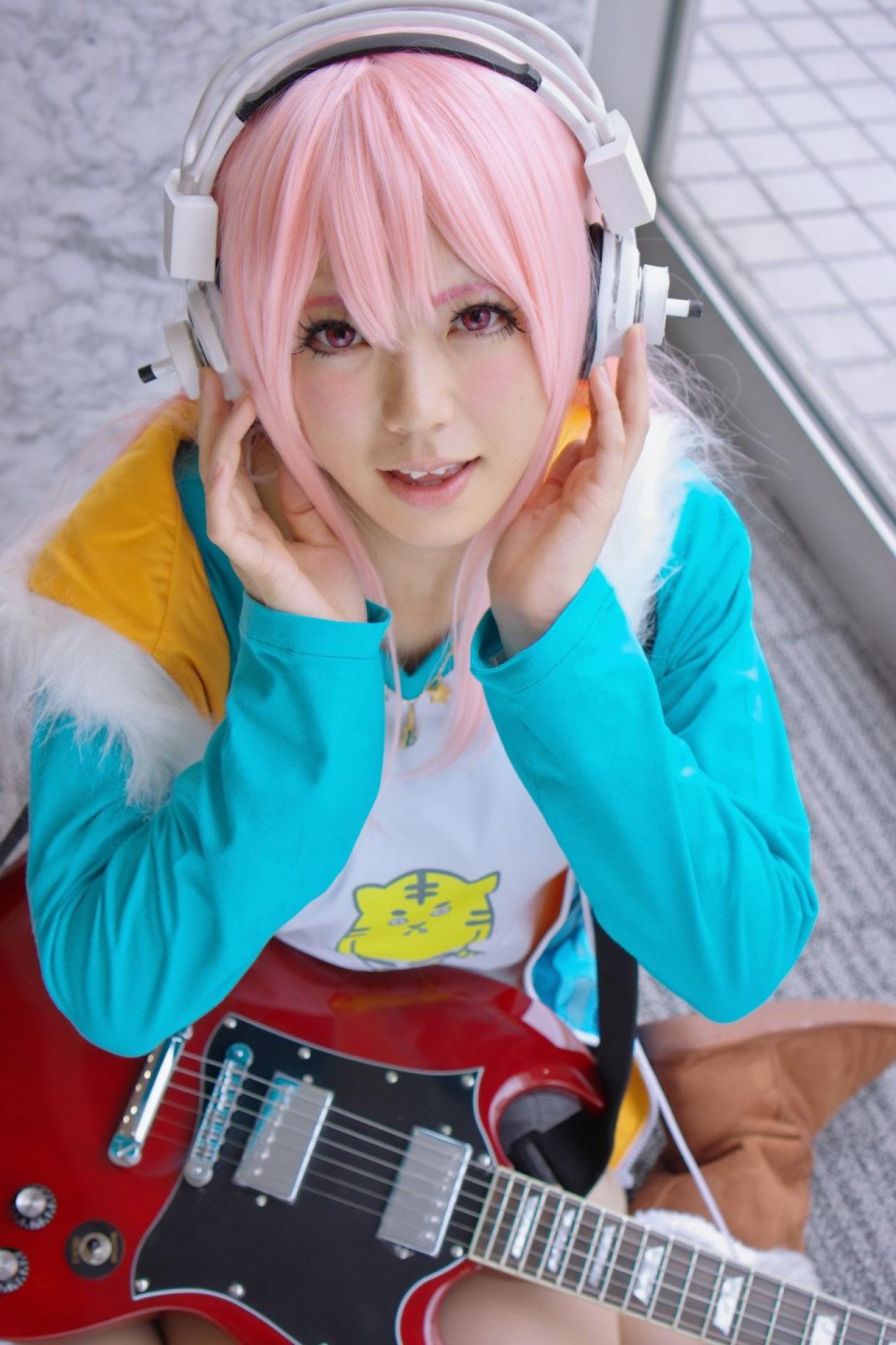 春宮ゆん扮超级索尼子双手捧着脸