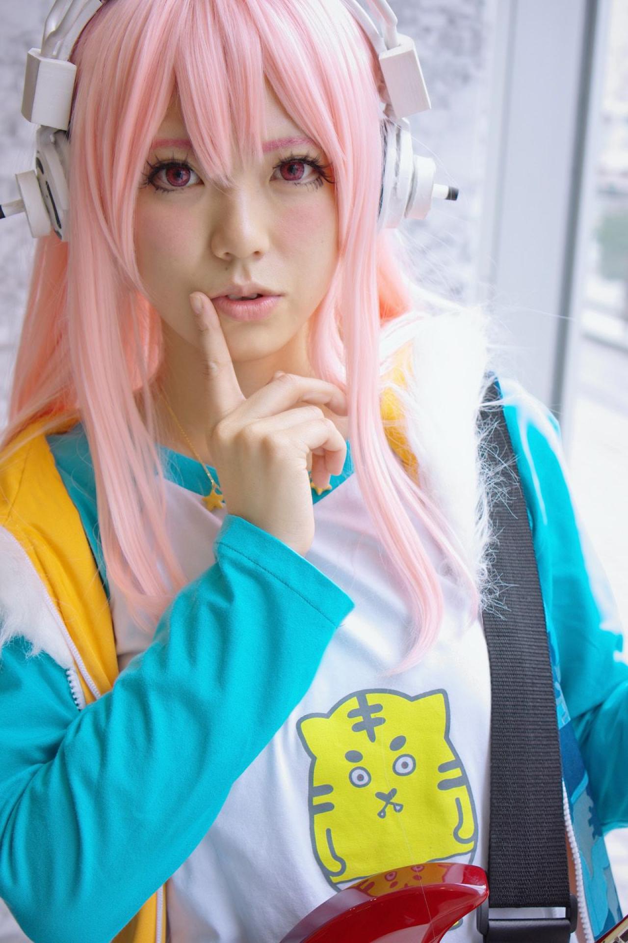 春宮ゆん扮超级索尼子作嘘手势卖萌