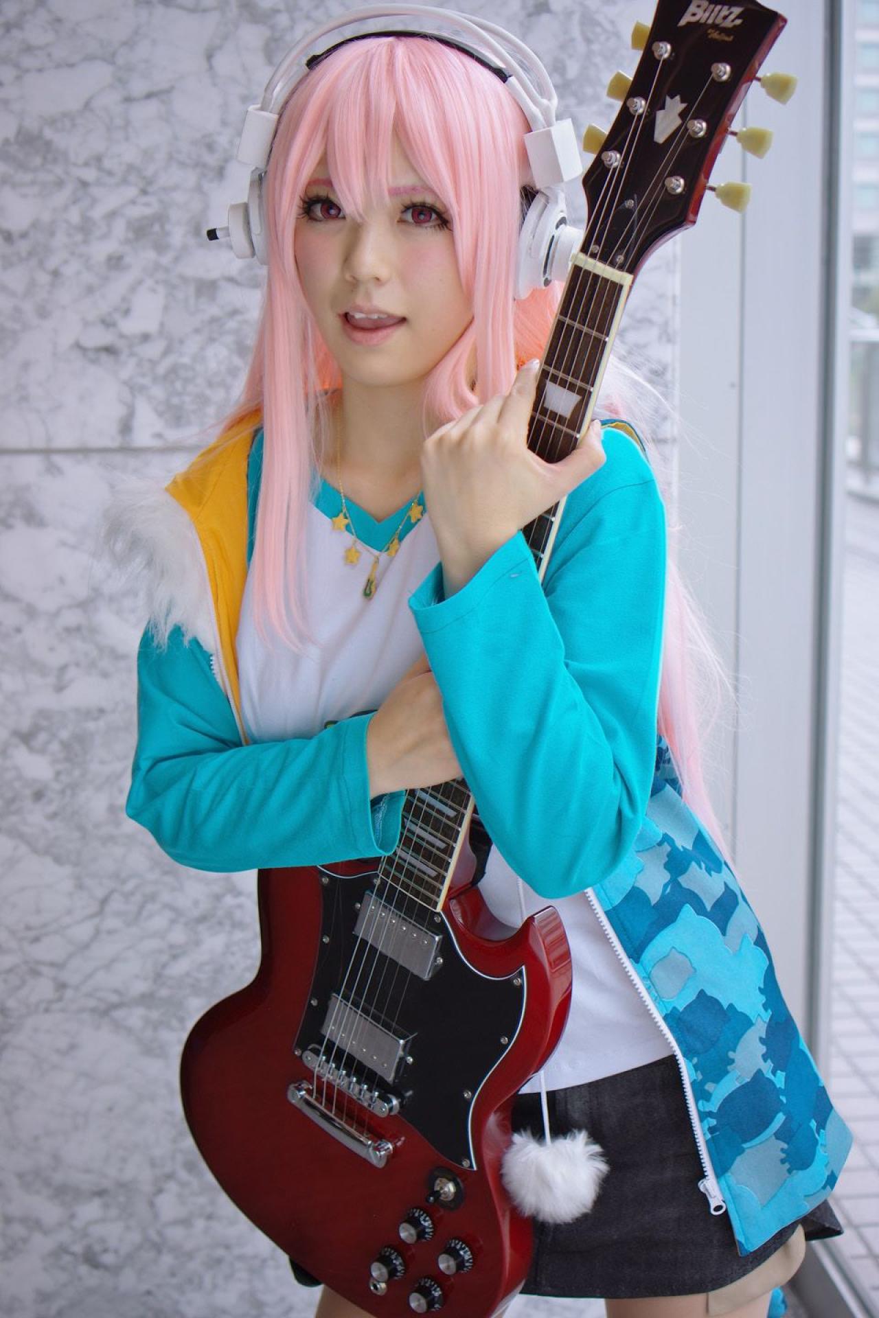 春宮ゆん扮超级索尼子双手抱紧吉他