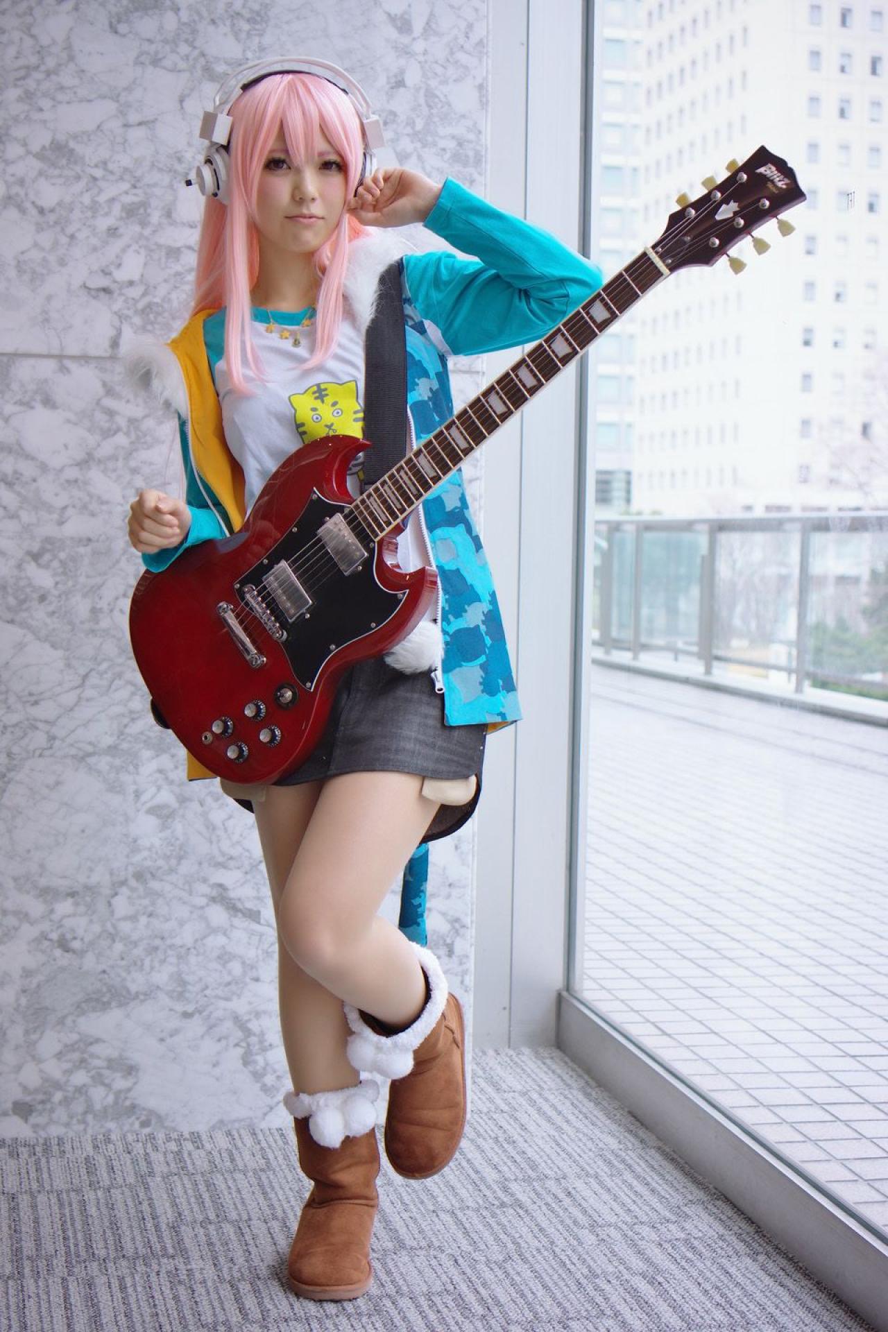 春宮ゆん扮超级索尼子戴着吉他，左手贴着脸庞