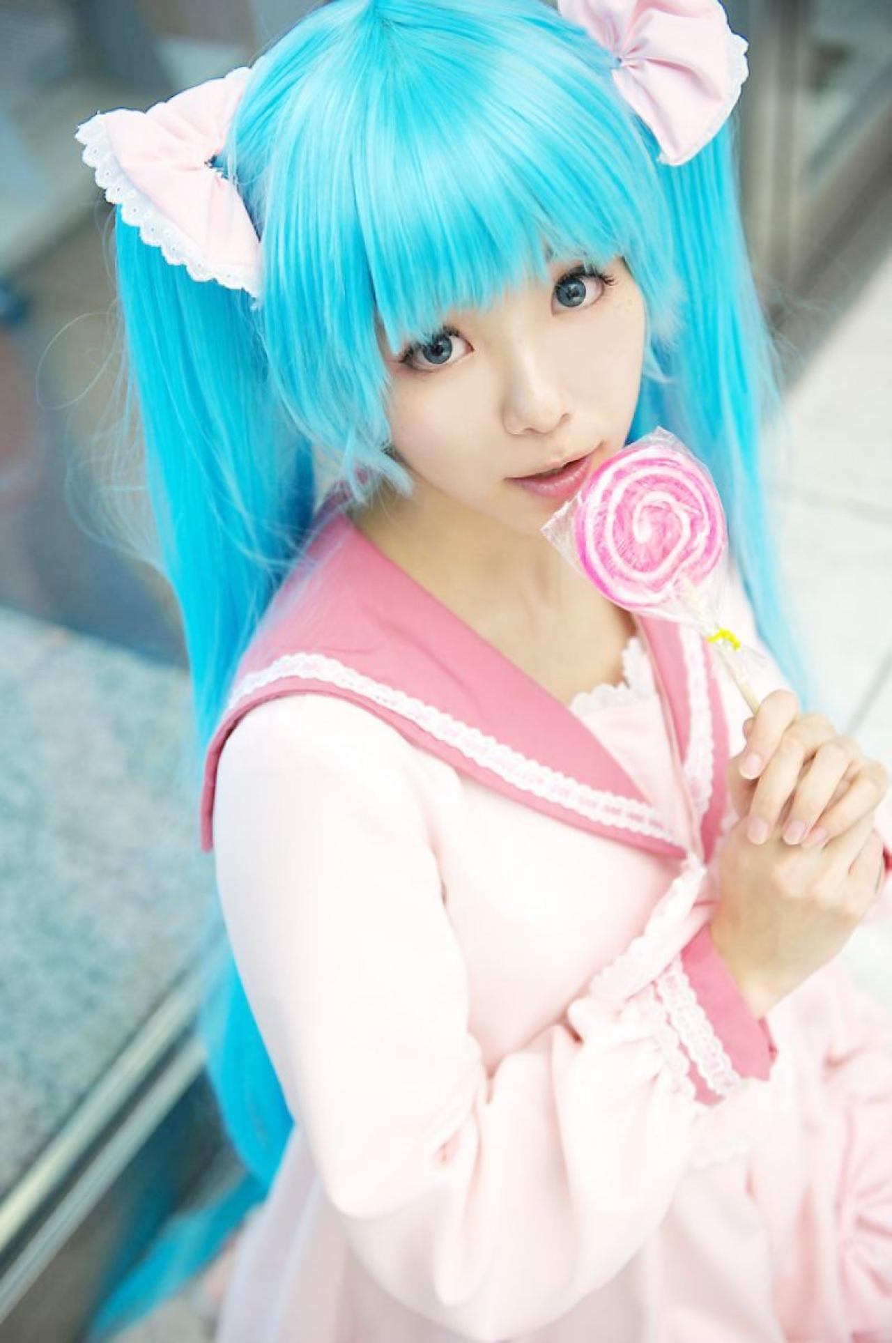 雪林檎扮初音未来坐着捧着棒棒糖