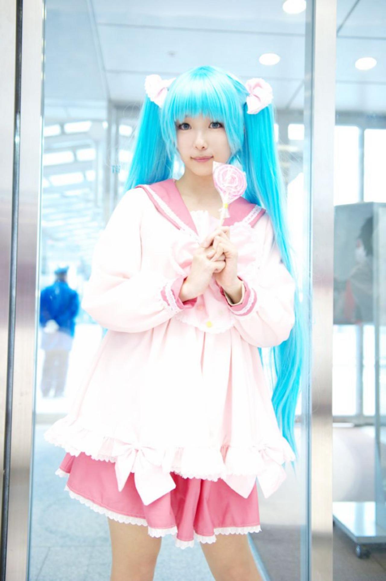 雪林檎扮初音未来双手握着棒棒糖的站姿