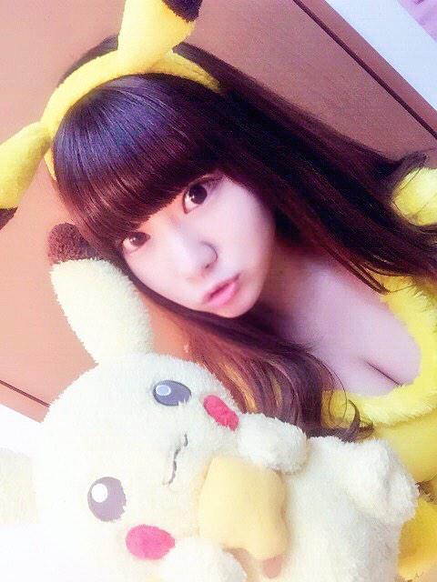 くるちゃん扮演皮卡丘嘟嘴卖萌自拍