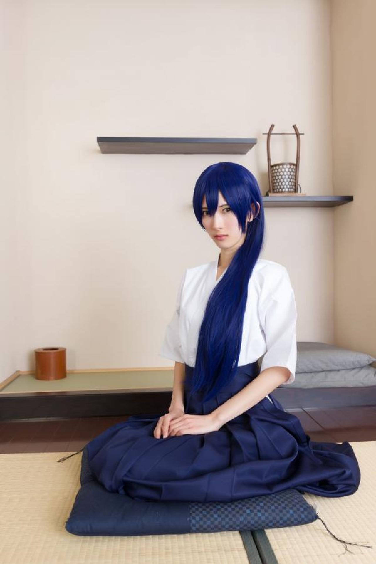 扇つかさ扮田园海未蹲坐在垫子上