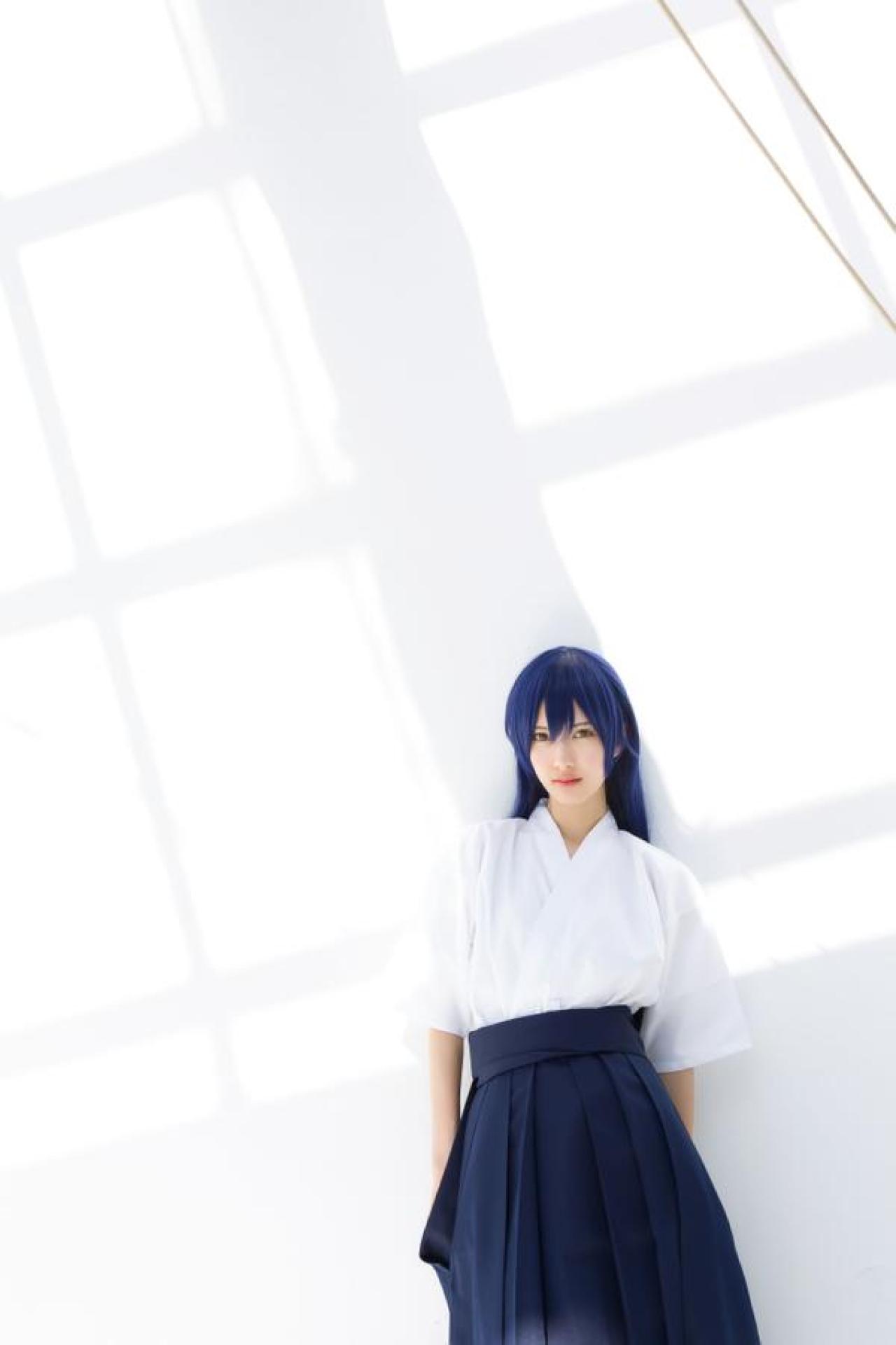 扇つかさ扮田园海未站在窗前