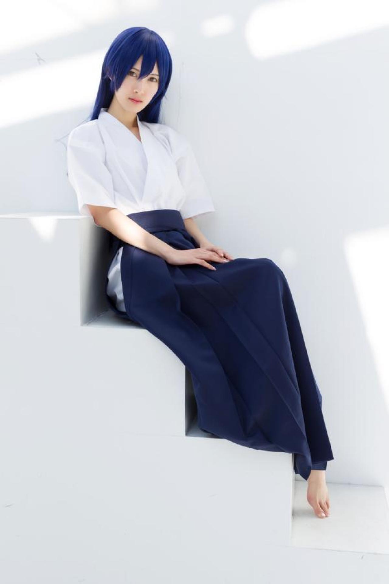 扇つかさ扮田园海未坐在台阶上