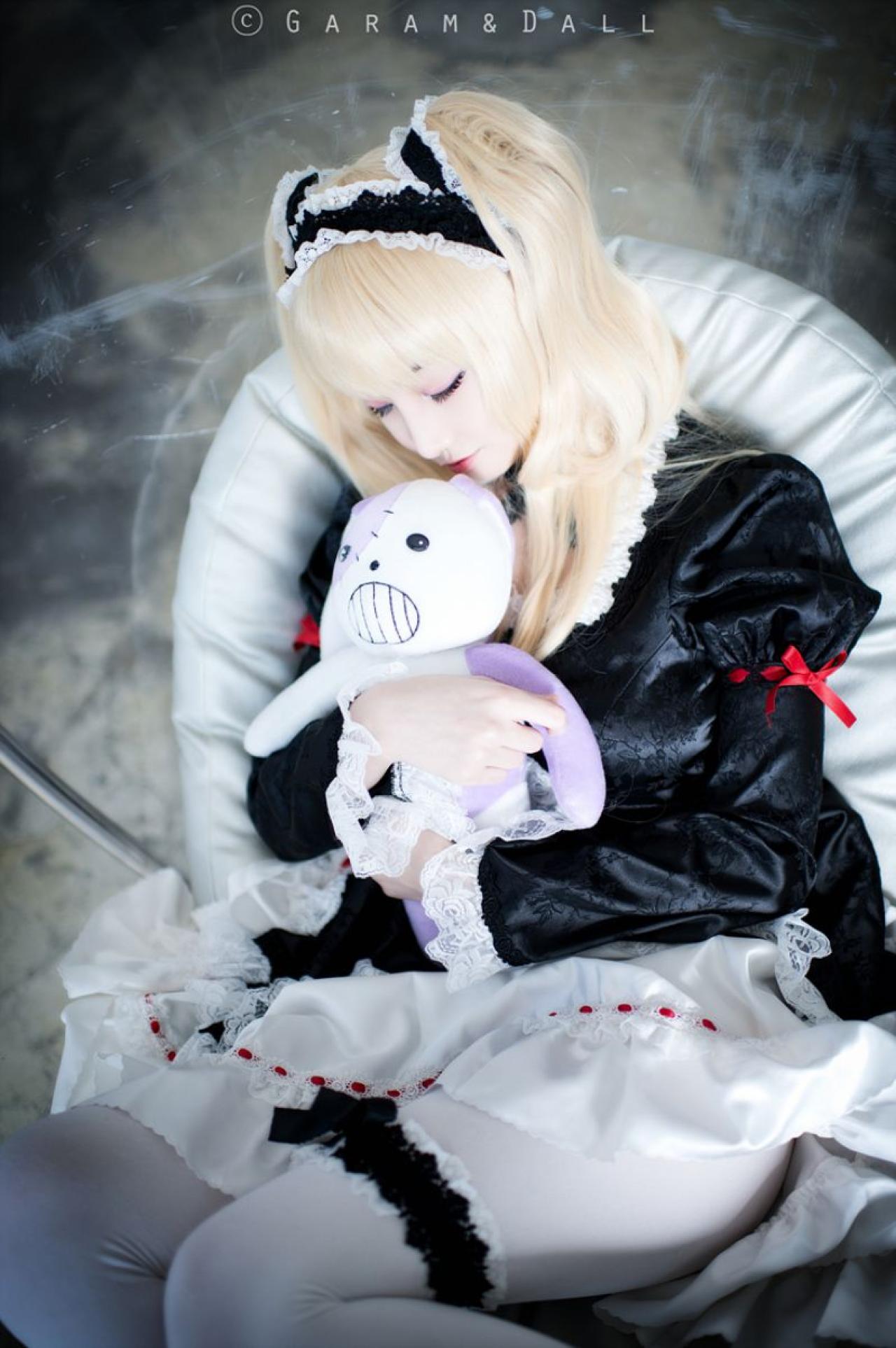 Airi扮羽濑川小鸠抱着兔子玩偶躺在沙发上