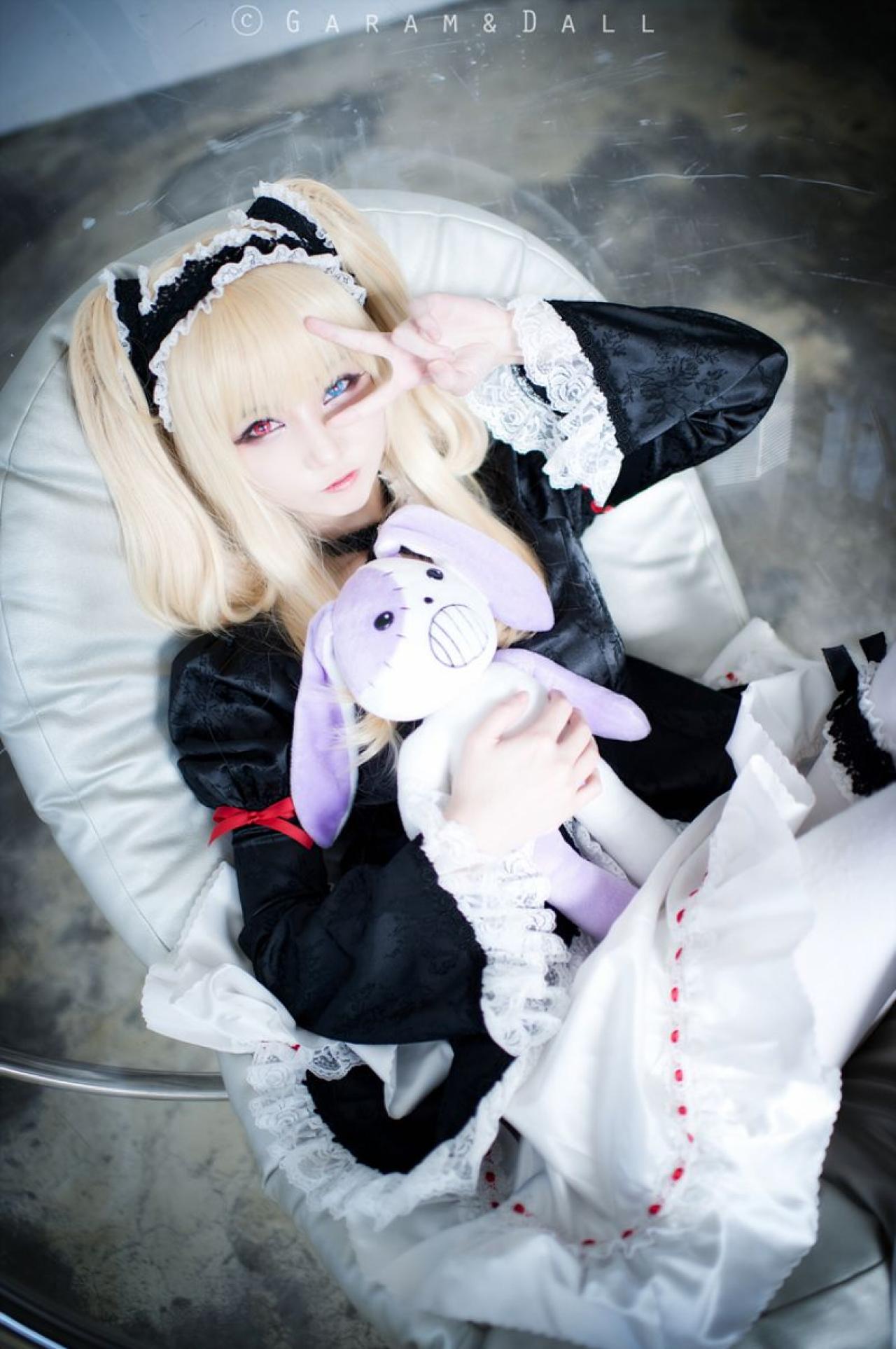 Airi扮羽濑川小鸠抱着兔子玩偶，作剪刀手势